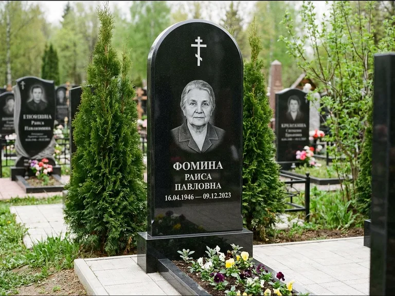 Памятник из чёрного гранита — вертикальная стела с латинским крестом, работа «Некрасова» в Омске