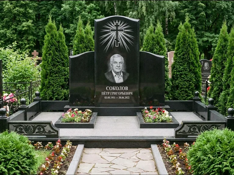 Памятник из чёрного гранита — низкая стела с крестом сбоку с золочёным крестом, работа «Верещагин» в Омске