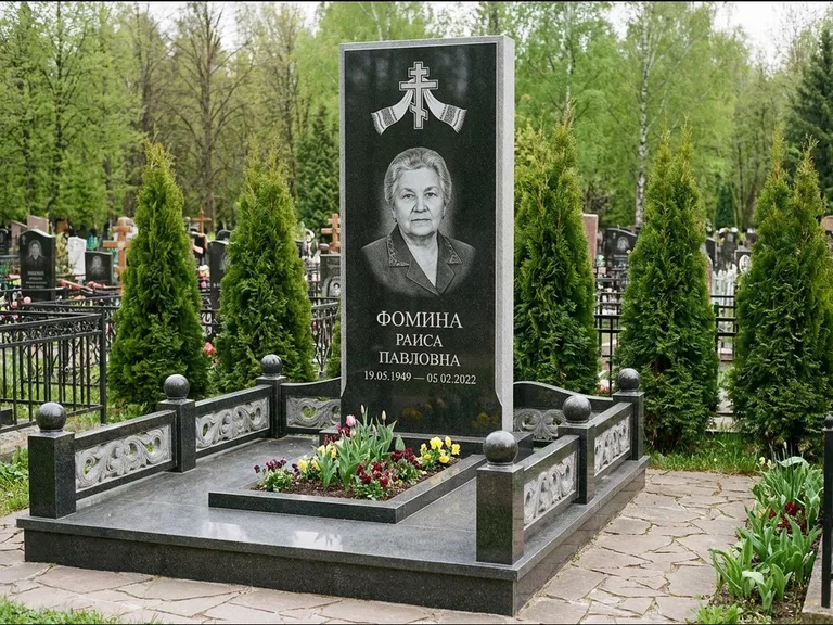 Памятник из чёрного гранита — семейный мемориал с ажурным резным крестом, работа «Мельникова» в Омске