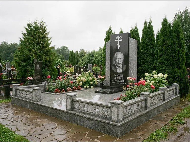 Памятник из чёрного гранита — стела с двумя портретами с крестом с рушником, работа «Богданов» в Омске
