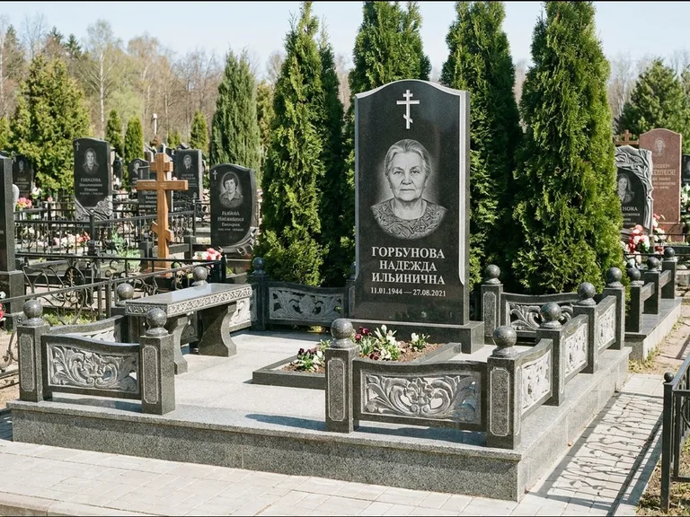 Памятник из чёрного гранита — стела с золочёным крестом с крестом с терновым венцом, работа «Селезнёва» в Омске