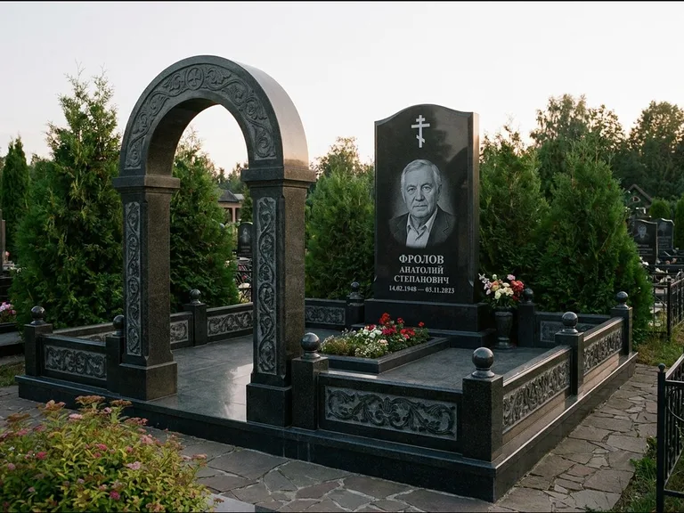 Памятник из чёрного гранита — высокая стела с процветшим крестом с православным восьмиконечным крестом, работа «Панкратов» в Омске