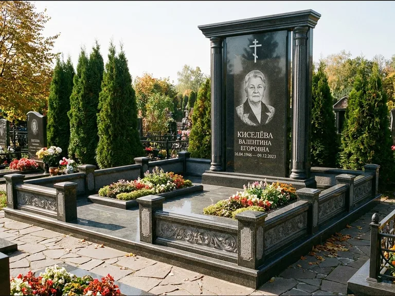 Памятник из чёрного гранита — стела с кельтским крестом с латинским крестом, работа «Ерофеева» в Омске