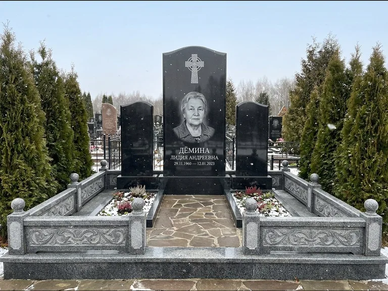 Памятник из чёрного гранита — стела с крестом и ветвью с кельтским крестом, работа «Лаврентьева» в Омске