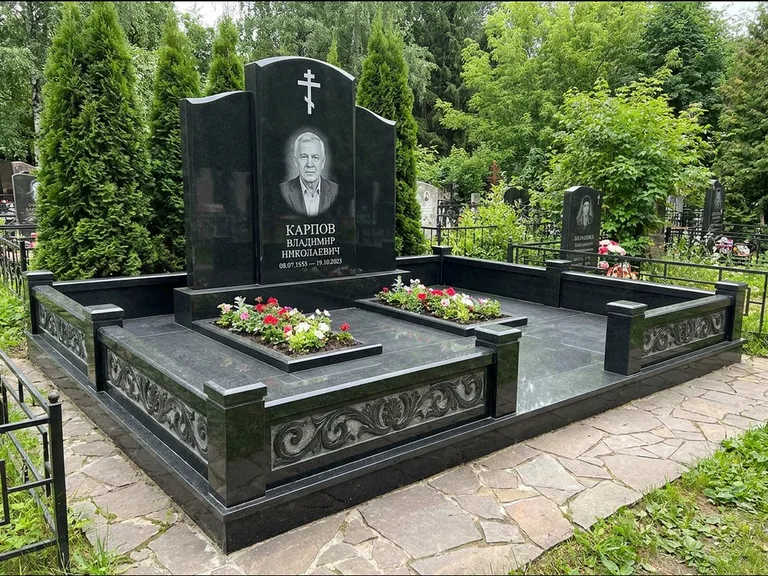 Памятник из чёрного гранита — двойная семейная стела с крестом на Голгофе, работа «Тихонов» в Омске