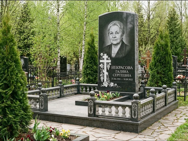 Памятник из чёрного гранита — стела с крестом и книгой с крестом с распятием, работа «Савельева» в Омске