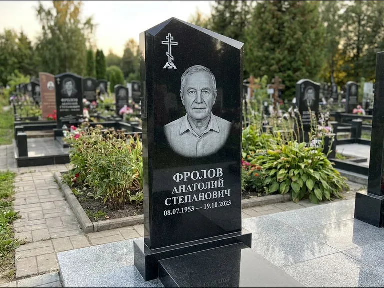 Памятник из чёрного гранита — стела со столиком и скамьёй с крестом на Голгофе, работа «Верещагин» в Омске