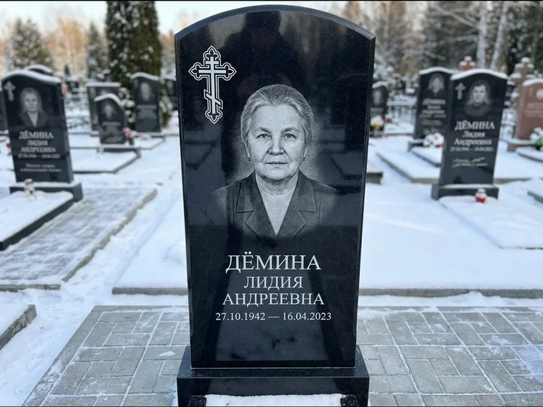 Памятник из чёрного гранита — стела домиком с крестом в лучах, работа «Селезнёва» в Омске