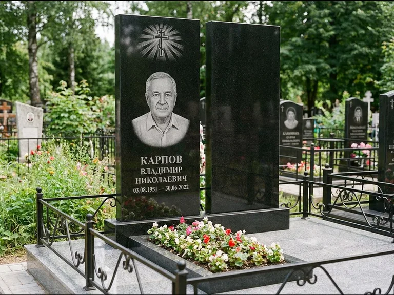 Памятник из чёрного гранита — ступенчатая стела с золочёным крестом, работа «Панкратов» в Омске