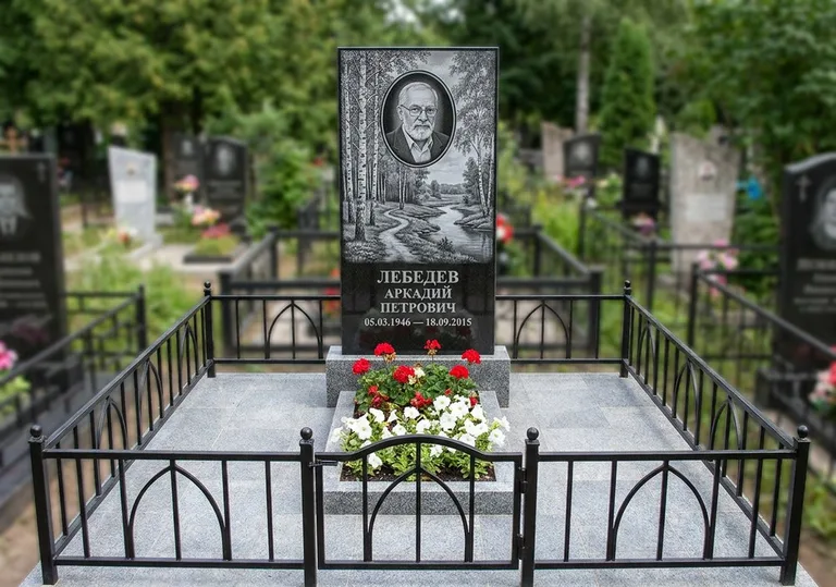 Памятник с гравировкой берёзовой рощи, портретом и надписью в Омске