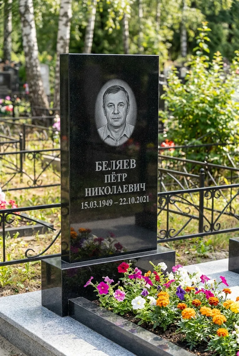 Вертикальный чёрный гранитный памятник под ключ с цветником в Омске