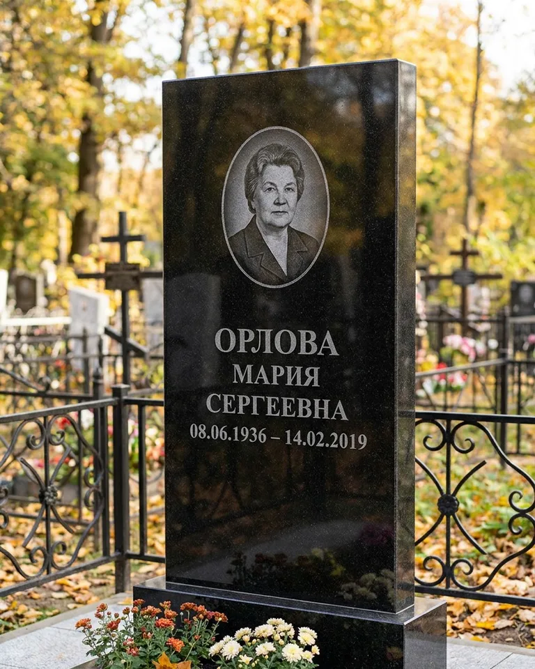 Вертикальный серый гранитный памятник под ключ, осень в Омске