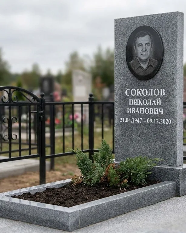 Чёрный памятник под ключ на гранитном цоколе в Омске