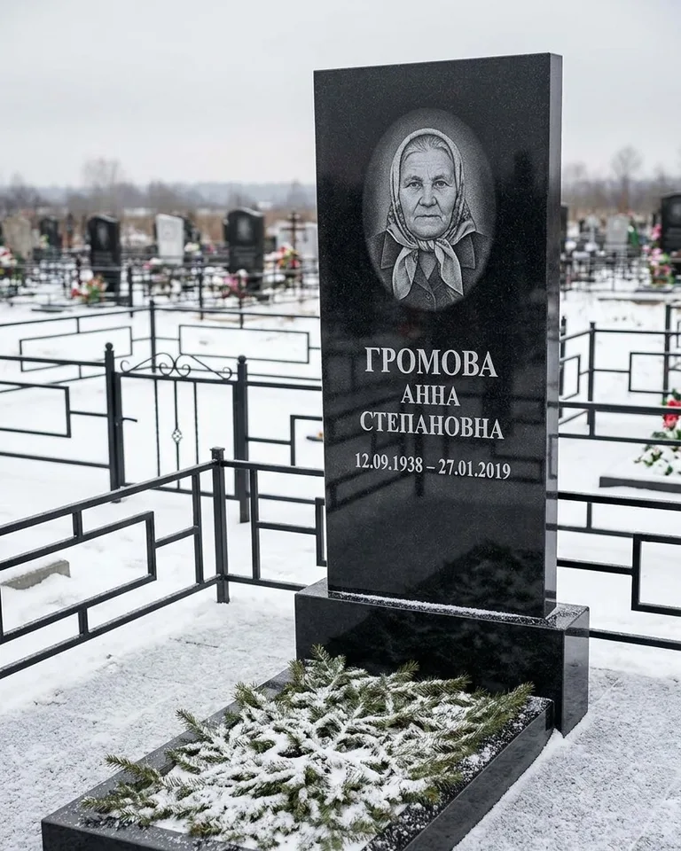 Простой вертикальный памятник под ключ зимой в Омске