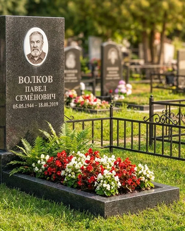 Тёмно-серый памятник под ключ с художественной гравировкой в Омске