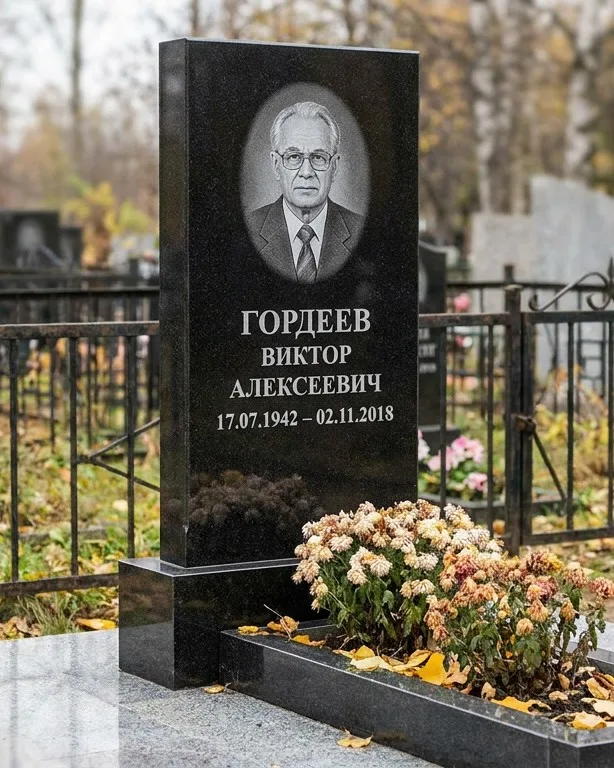 Памятник под ключ с гранитным цоколем и плиткой в Омске