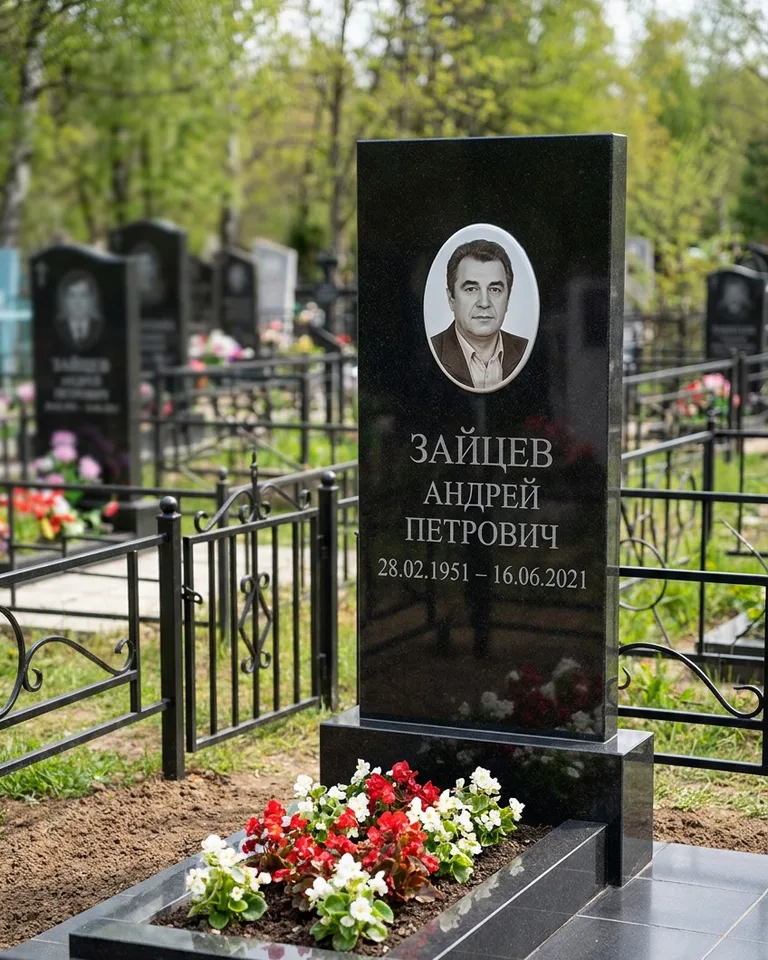 Памятник под ключ с гранитной вазой и цветами в Омске