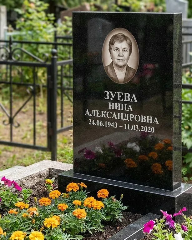 Горизонтальный чёрный гранитный памятник под ключ в Омске