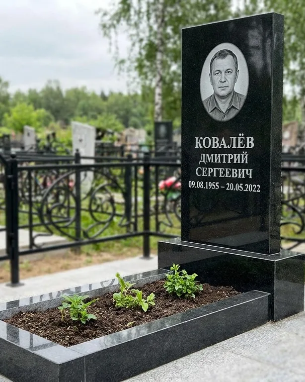 Горизонтальный серый памятник под ключ, осень в Омске