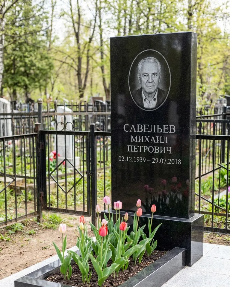 Горизонтальный памятник под ключ на гранитном основании в Омске