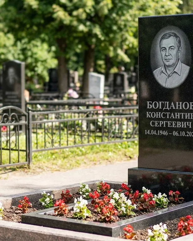 Низкий горизонтальный памятник под ключ с цветником в Омске