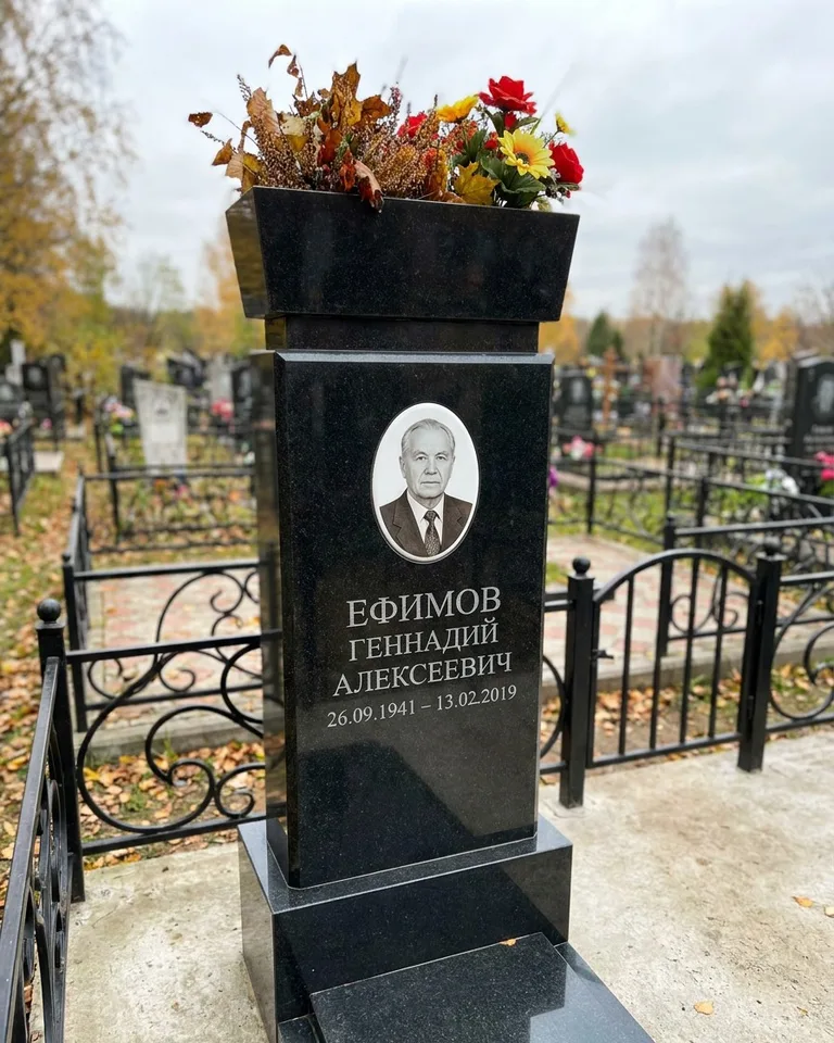 Двойной семейный памятник под ключ с портретами в Омске