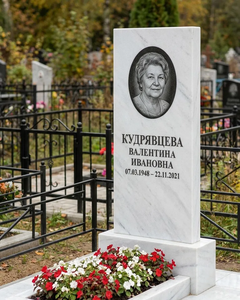 Двойной памятник под ключ с цоколем и плиткой в Омске