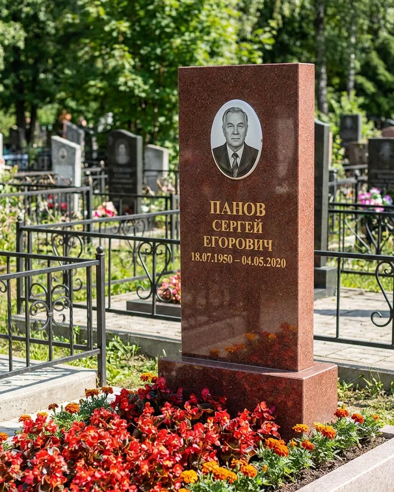 Двойной серый памятник под ключ с вазой в Омске