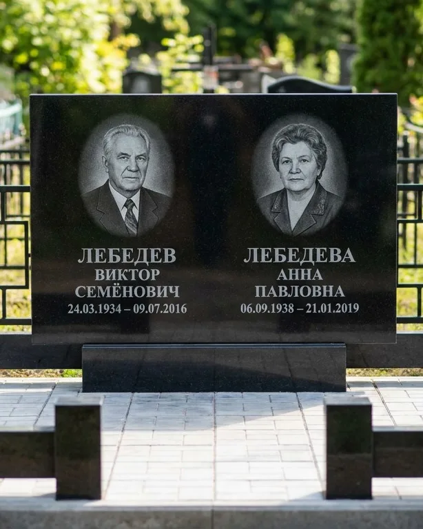 Памятник под ключ из красного гранита в Омске