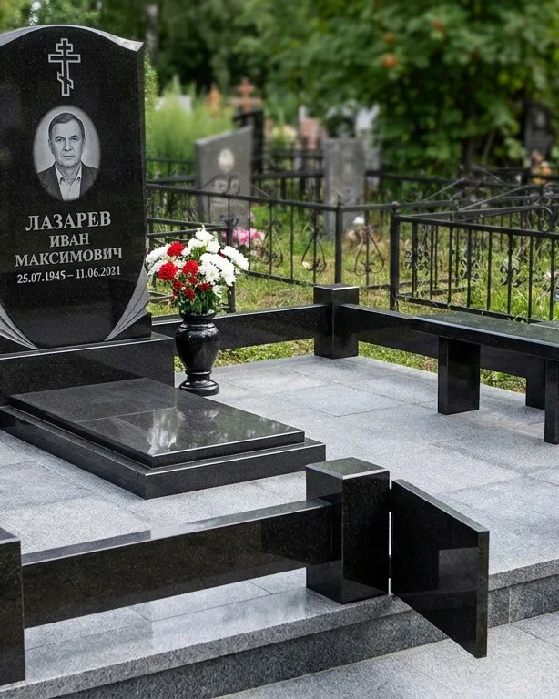 Памятник под ключ зимой с венком в Омске