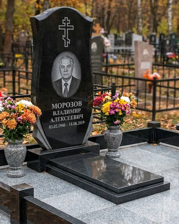 Памятник под ключ со скамьёй и мощением в Омске