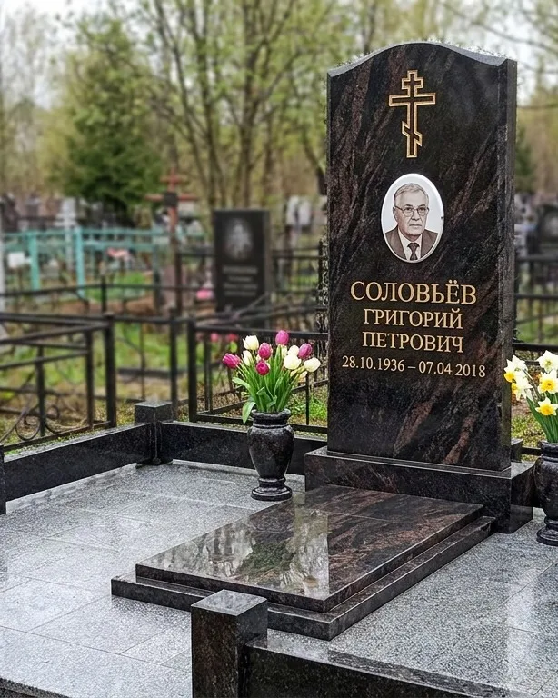 Памятник под ключ с гранитным цоколем и вазой, осень в Омске
