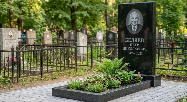 Памятник под ключ в Омске — гранитная стела с цветником и благоустройством, установлен под ключ