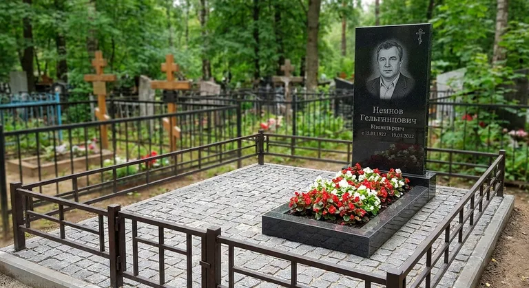 Памятник под ключ с цветником и благоустройством в Омске