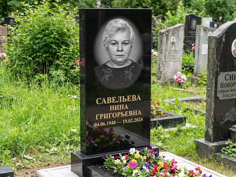 Портрет на памятнике в Омске — Паспортное фото восстановили и награвировали на чёрной стеле