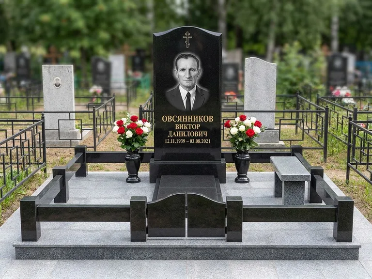 Портрет на памятнике в Омске — Старый снимок → гравировка на премиум-комплексе с плиткой и оградой