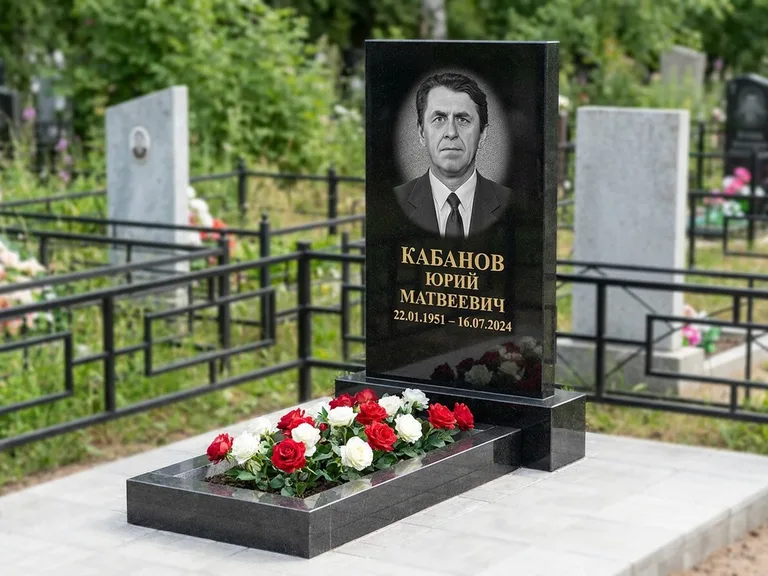 Портрет на памятнике в Омске — Старый снимок → гравировка на вертикальной стеле