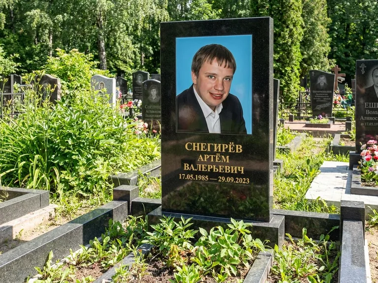 Портрет на памятнике в Омске — Цветное фото → прямоугольная фотокерамика на чёрном граните
