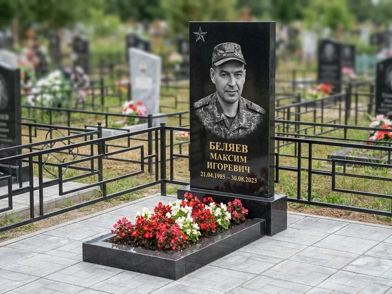 Портрет на памятнике в Омске — Военное фото → цветная фотокерамика, гравированная звезда