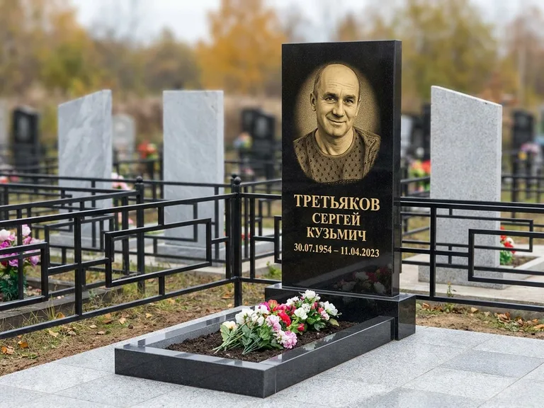 Портрет на памятнике в Омске — Восстановленный портрет → гравировка на вертикальной стеле