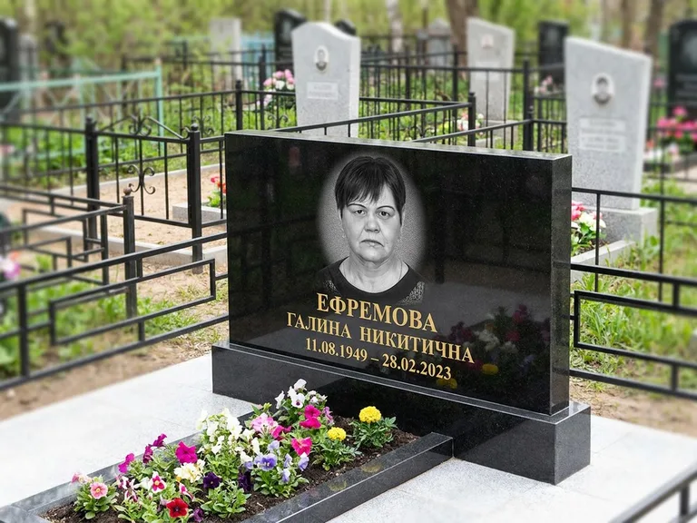 Портрет на памятнике в Омске — Ч/б портрет → гравировка на горизонтальном памятнике