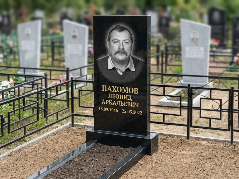 Портрет на памятнике в Омске — Маленькое фото → гравировка на простом бюджетном памятнике