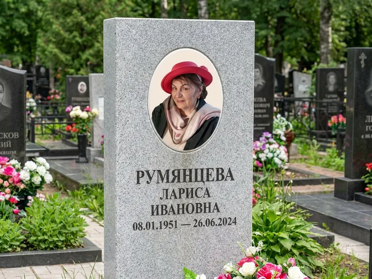 Портрет на памятнике в Омске — Цветной портрет → овальная фотокерамика на светлом камне