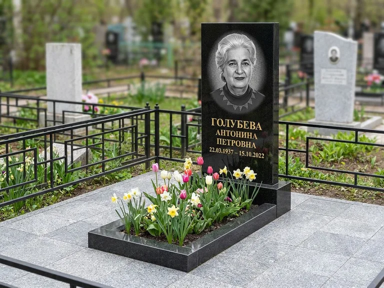 Портрет на памятнике в Омске — Выцветший скан восстановили и награвировали на стеле