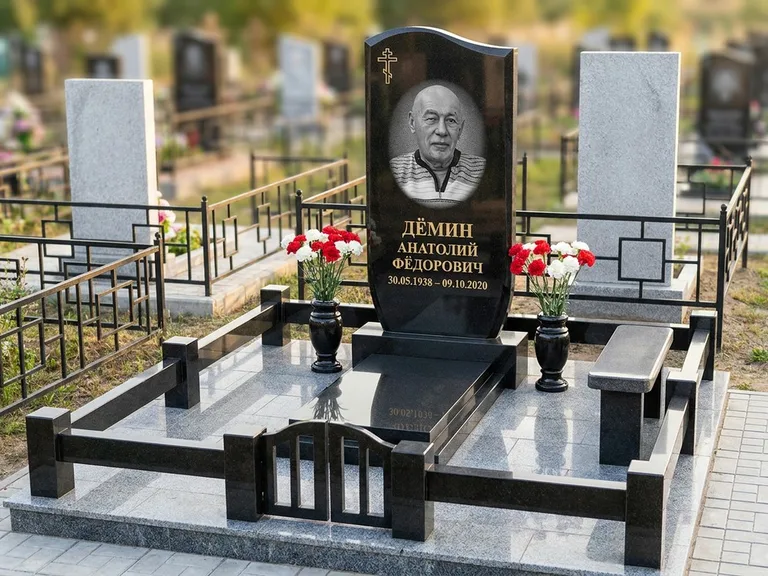 Портрет на памятнике в Омске — Реставрация → гравировка на премиум-комплексе