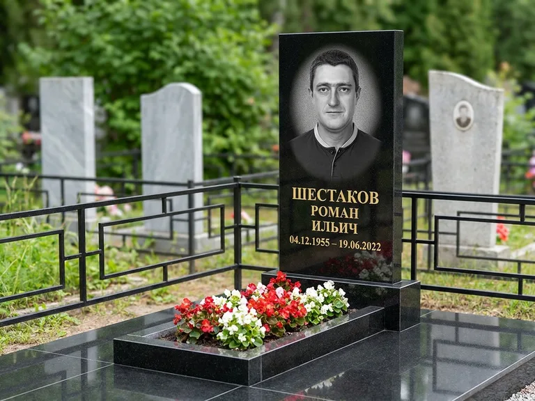 Портрет на памятнике в Омске — Ч/б портрет → гравировка на стеле
