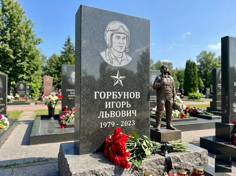 Гранитная фигура лётчика на памятнике военному со звездой в Омске