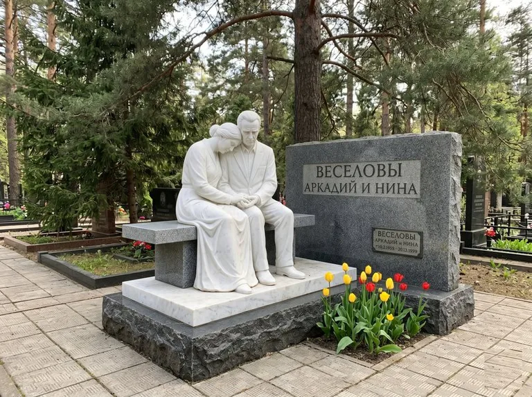 Мраморная скорбящая пара на эксклюзивном мемориале в Омске