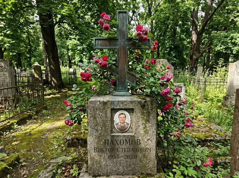 Бронзовый крест с розами на гранитной плите в Омске