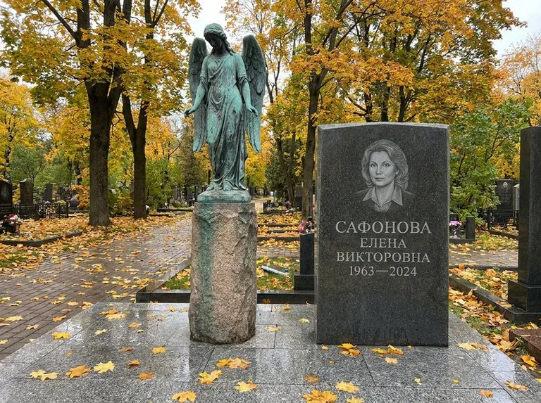 Бронзовый ангел на колонне рядом с памятником в Омске